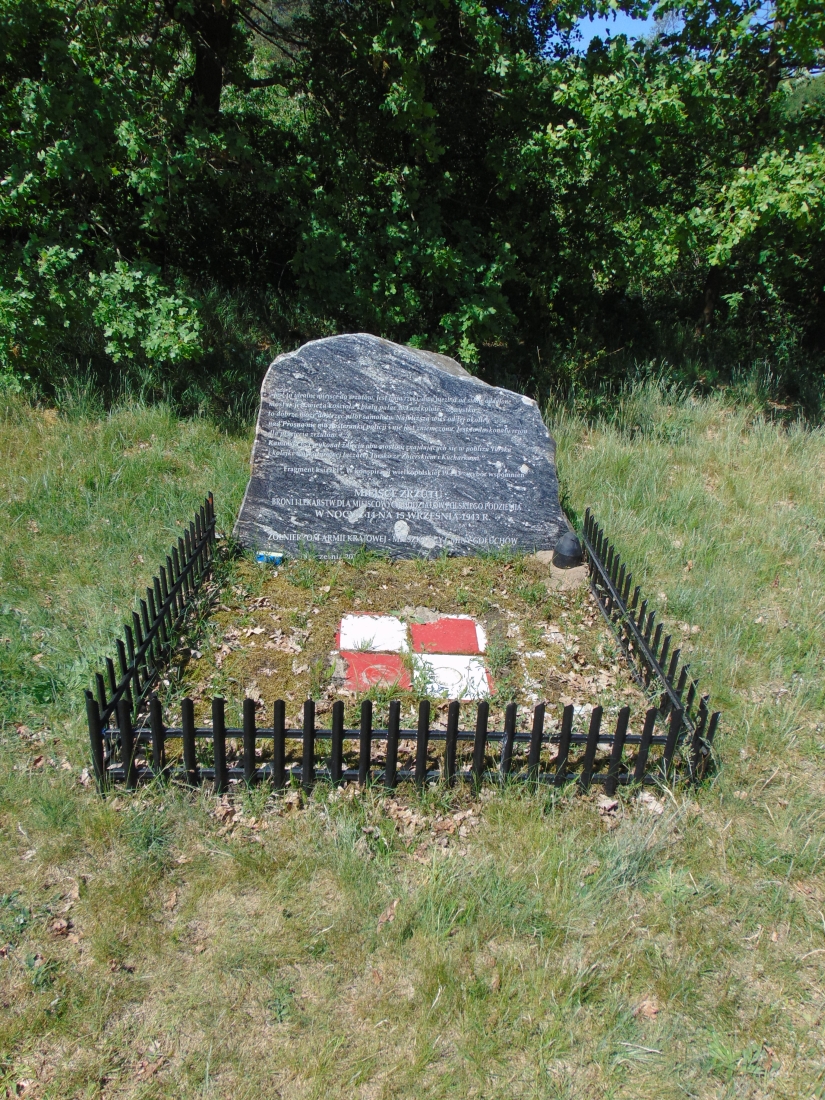 Obelisk upamiętniający rzut zrzut broni i amunicji z angielskiego „Liberatora”, dla żołnierzy AK z obwodu jarocińskiego
