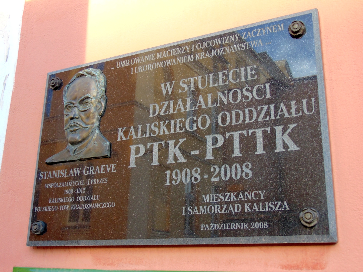  Tablica pamiątkowa na siedzibie kaliskiego oddziału PTTK przy ulicy Targowej