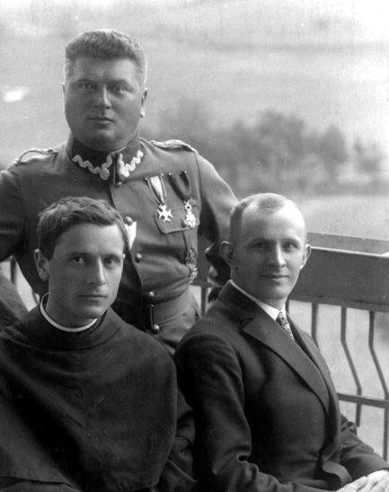 Bronisław Sikorski (w środku)
