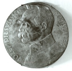 płaskorzeźba Józefa Piłsudskiego z pomnika Wolności w Oaptówku