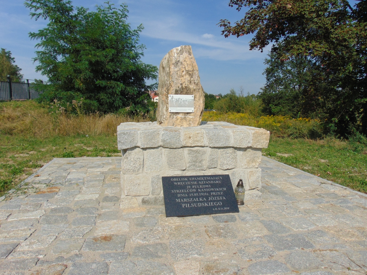Obelisk upamiętniający wręczenie sztandaru 29 Pułkowi Strzelców Kaniowskich przez marszałka Józefa Piłsudskiego