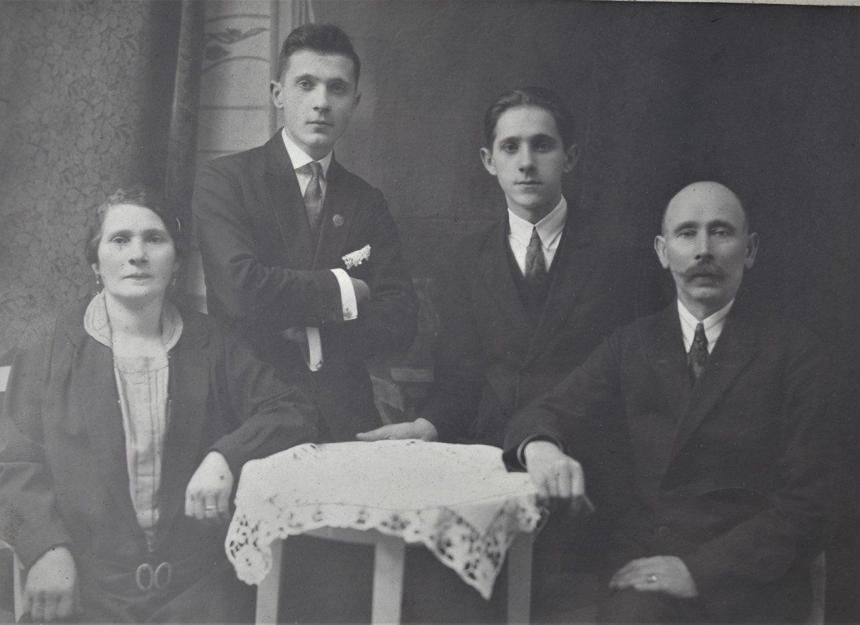 Bolesław Pijaś (trzeci z lewej)