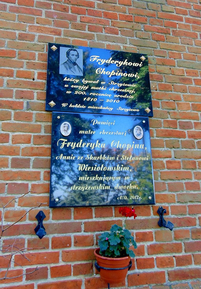 Tablica pamiątkowa na kościele poewangelickim w Strzyżewie