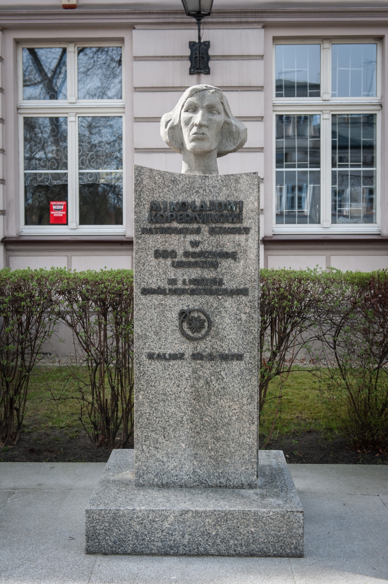 Pomnik Mikołaja Kopernika przed III Liceum Ogólnokształcącym im. Mikołaja Kopernika w Kaliszu
