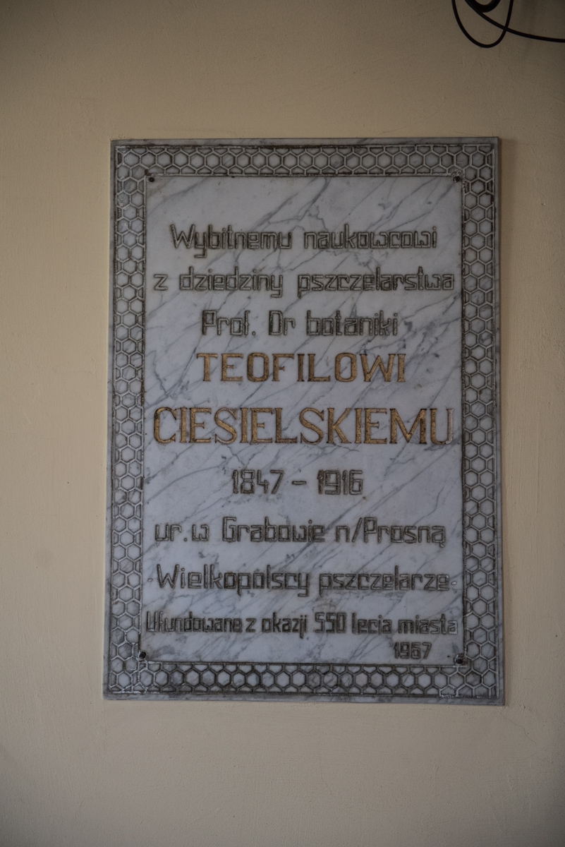 Tablica poświecona Teofilowi Ciesielskiemu w pofranciszkańskich zabudowanaich klasztornych w Grabowie nad Prosną