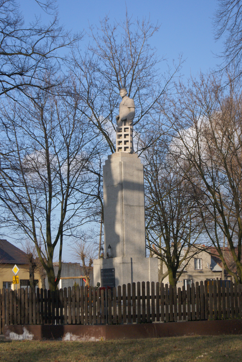 Figura św. Wawrzyńca ustawiona w miescu kościoła parafialnego, ktory społonął w 1822 roku