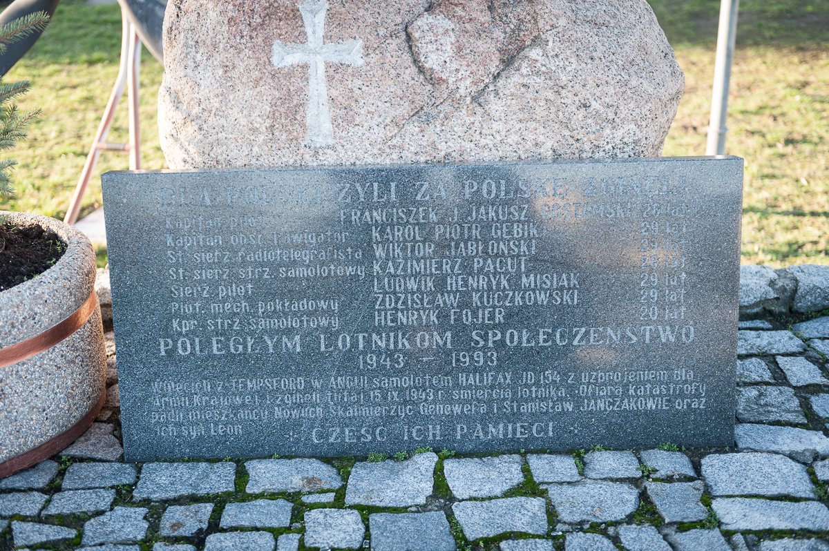 Obelisk upamietniajacy katastrofę lotniczą w Nowych Skalmierzycach