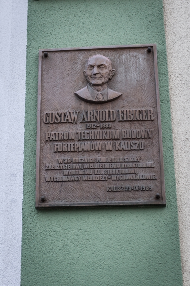 Tablica pamiatkowa Gustawa Arnoda (III) Fibigera na ścianie Zespołu Szkół przy ul. Rzemieślniczej w Kaliszu 