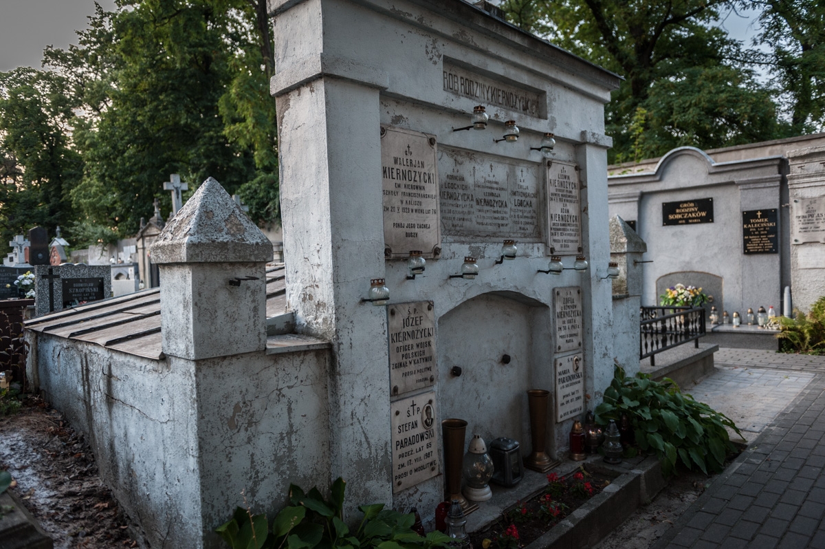 Grobowiec rodziny Kiernożyckich na cmentarzu Miejskim w Kaliszu z tablicą poświęconą Józefowi Kiernożyckiemu