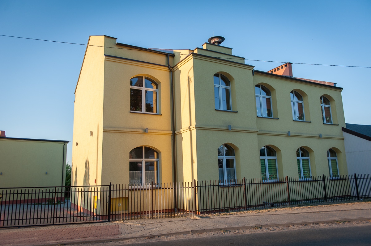 Budynek straej remizy OSP w Chełmcach