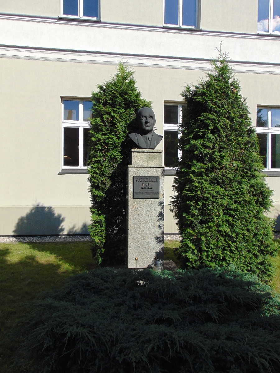 Popiersie Wojciecha Bąka przed budynkiem  I Liceum Ogólnokształcącego w Ostrowie Wielkopolskim