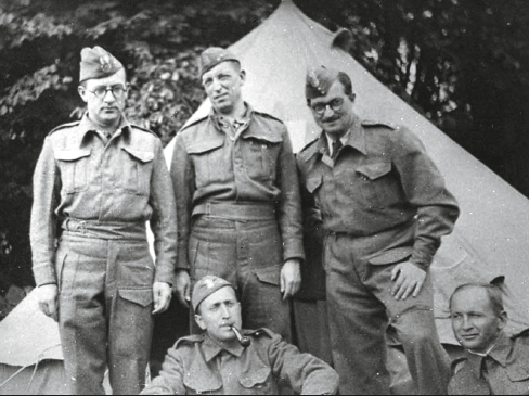 Jan Bociański (pierwszy z lewej) jako tłumacz w dowództwie saperów w I Korpusie Polskim w Szkocji (1940-1942)